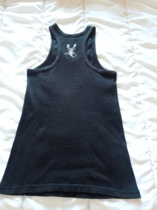 Camiseta tirantes negra detalle escorpión