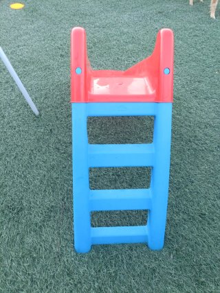 Tobogán infantil rojo para jardín