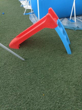 Tobogán infantil rojo para jardín