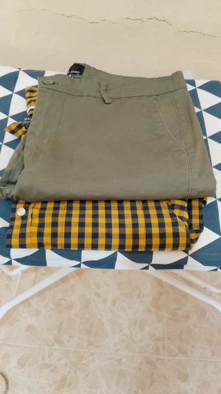 Camisa cuadros amarilla y pantalón verde
