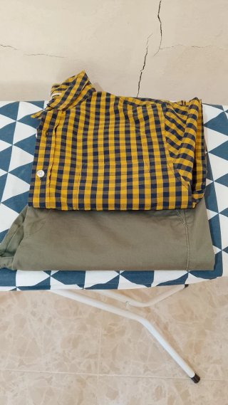 Camisa cuadros amarilla y pantalón verde