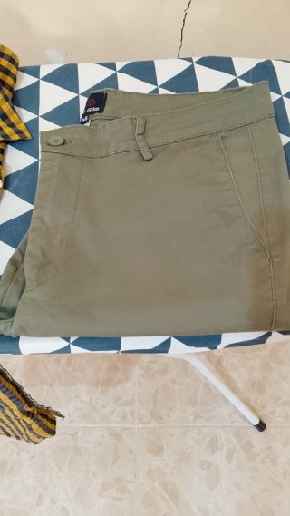 Camisa cuadros amarilla y pantalón verde