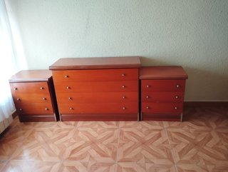 Cómoda y 2 mesitas de noche de madera