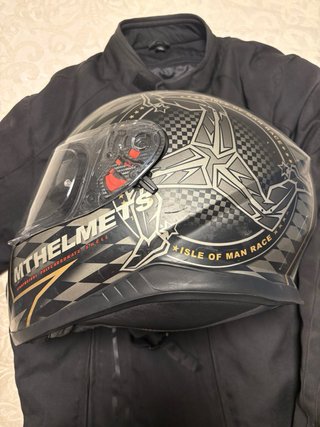 Casco moto y chaqueta negra