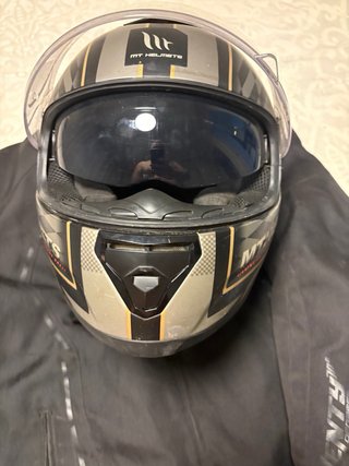Casco moto y chaqueta negra