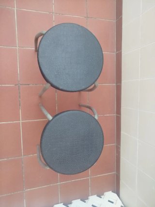 Taburetes Ikea negros y grises