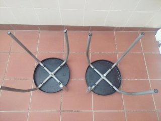 Taburetes Ikea negros y grises