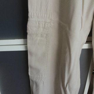 Pantalón cargo Stradivarius beige talla xs