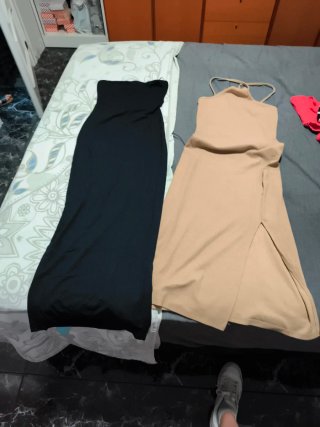 Vestido largo negro y beige.