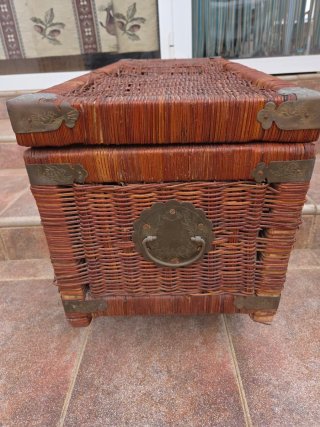 Baúl antiguo mimbre y metal