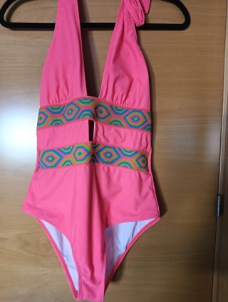 Bañador fucsia con detalles geométricos