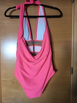 Bañador fucsia con detalles geométricos