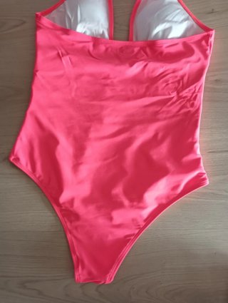 Bañador fucsia con detalles geométricos
