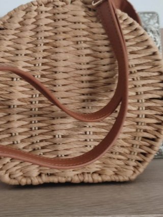 Bolso de mimbre con diseño floral