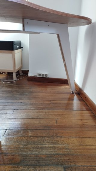 Mesa de diseño única, en madera.