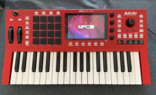 AKAI MPC 37 como nuevo + Deck Saver