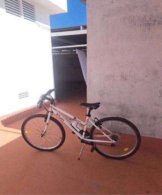 Bicicleta B'Twin Blanca y Morada