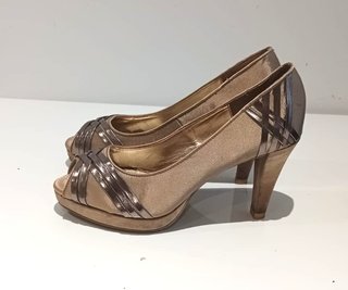 Zapatos de tacón peep toe dorados