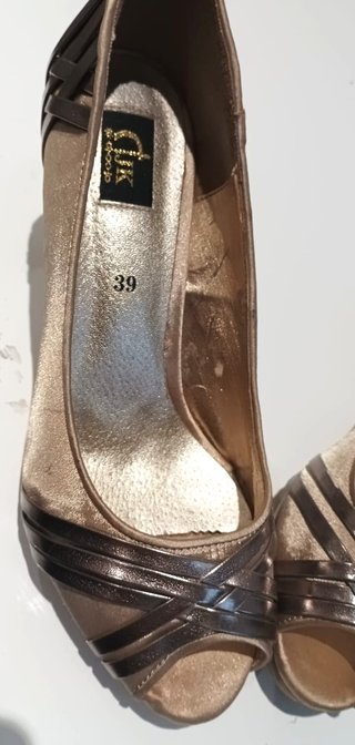 Zapatos de tacón peep toe dorados