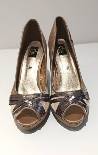 Zapatos de tacón peep toe dorados
