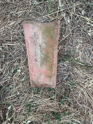 Tejas antiguas de barro para tejados y decoración