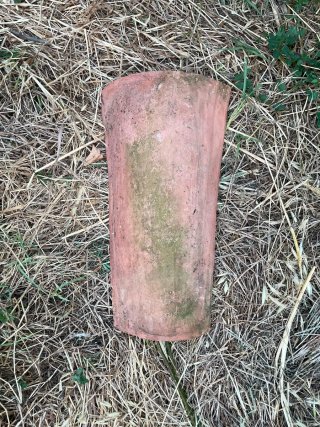 Tejas antiguas de barro para tejados y decoración