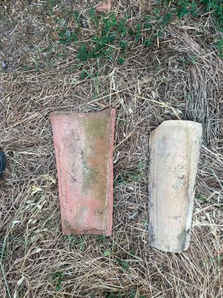 Tejas antiguas de barro para tejados y decoración