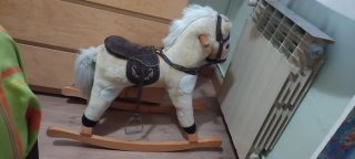 Caballo balancín de peluche