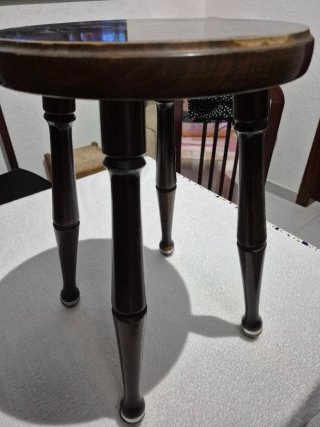 Taburete de madera marrón