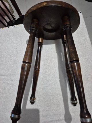Taburete de madera marrón