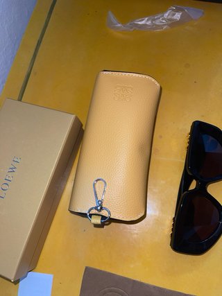 Gafas de sol Loewe mujer negras y doradas