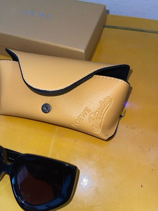 Gafas de sol Loewe mujer negras y doradas