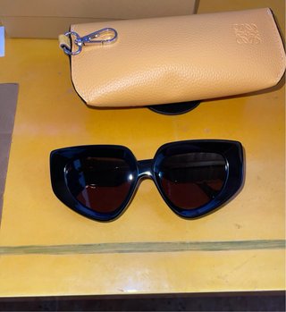 Gafas de sol Loewe mujer negras y doradas