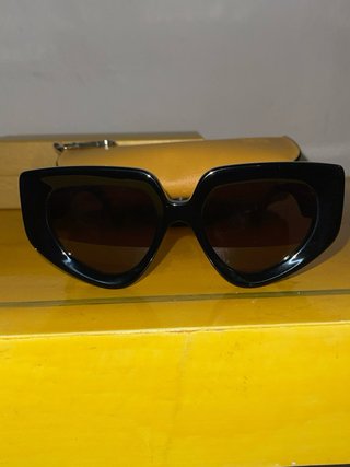 Gafas de sol Loewe mujer negras y doradas