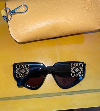 Gafas de sol Loewe mujer negras y doradas
