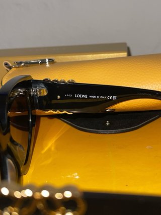 Gafas de sol Loewe mujer negras y doradas