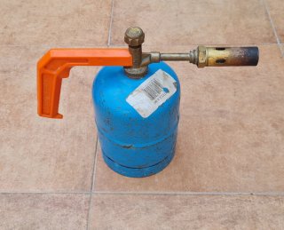 Soplete con bombona de gas