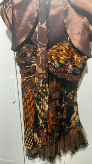 Vestido de fiesta marrón y naranja