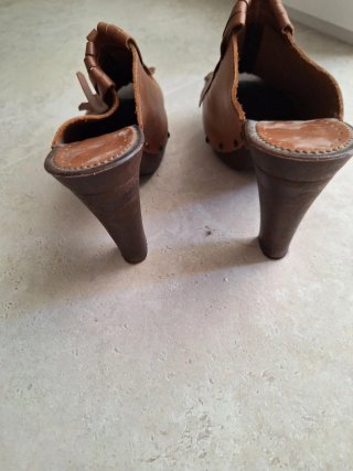 Zuecos de tacón de cuero