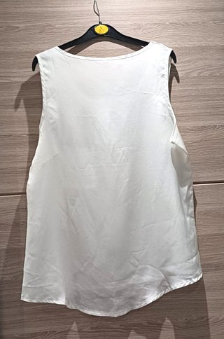Top blanco sin mangas con bolsillo