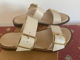 Sandalias tipo pala de piel