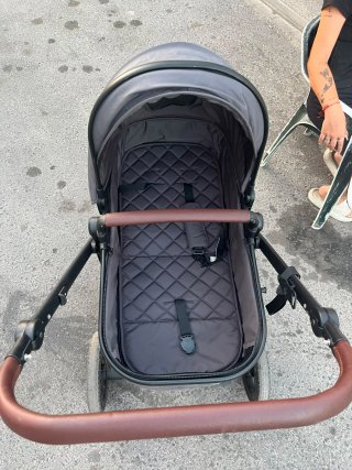 Carro de bebé gris