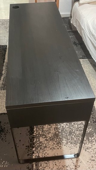 Escritorio de madera negro con cajones