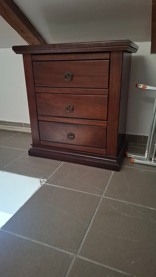 Comodino in legno scuro con 3 cassetti