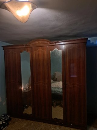 Armario de madera con espejos