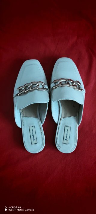 Mules Stradivarius Beige Cadena Dorada. Talla 40.