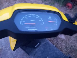 Moto Scooter Amarilla