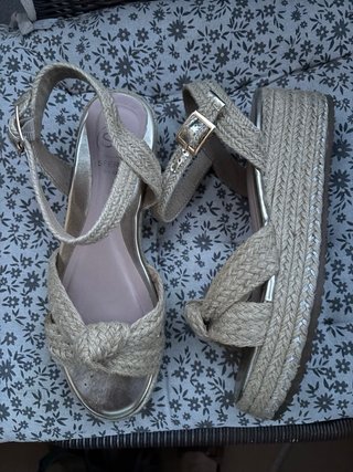 Sandalias Sfera Plataforma Cáñamo Beige y Dorado
