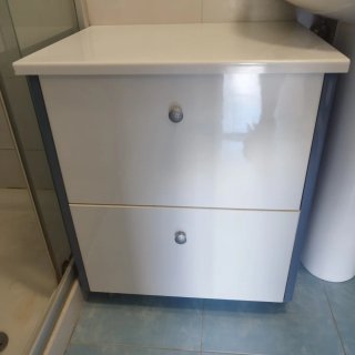 Muebles y espejo de baño
