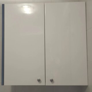Muebles y espejo de baño